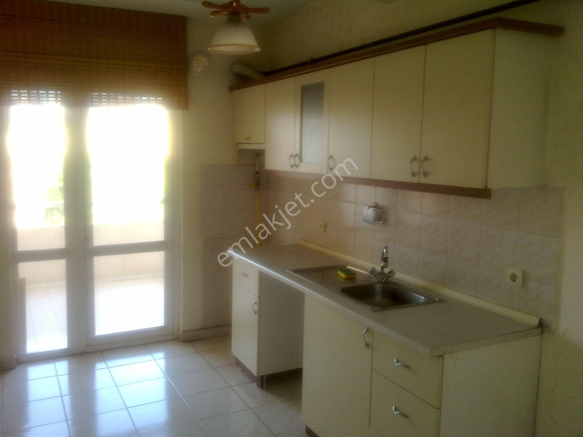 Küçükçekmece Atakent Kiralık Daire  Küçükçekmece Atakent 3.Etap ta 560 Ada da Boş Temiz Kiralık 3+1 110m2 Daire