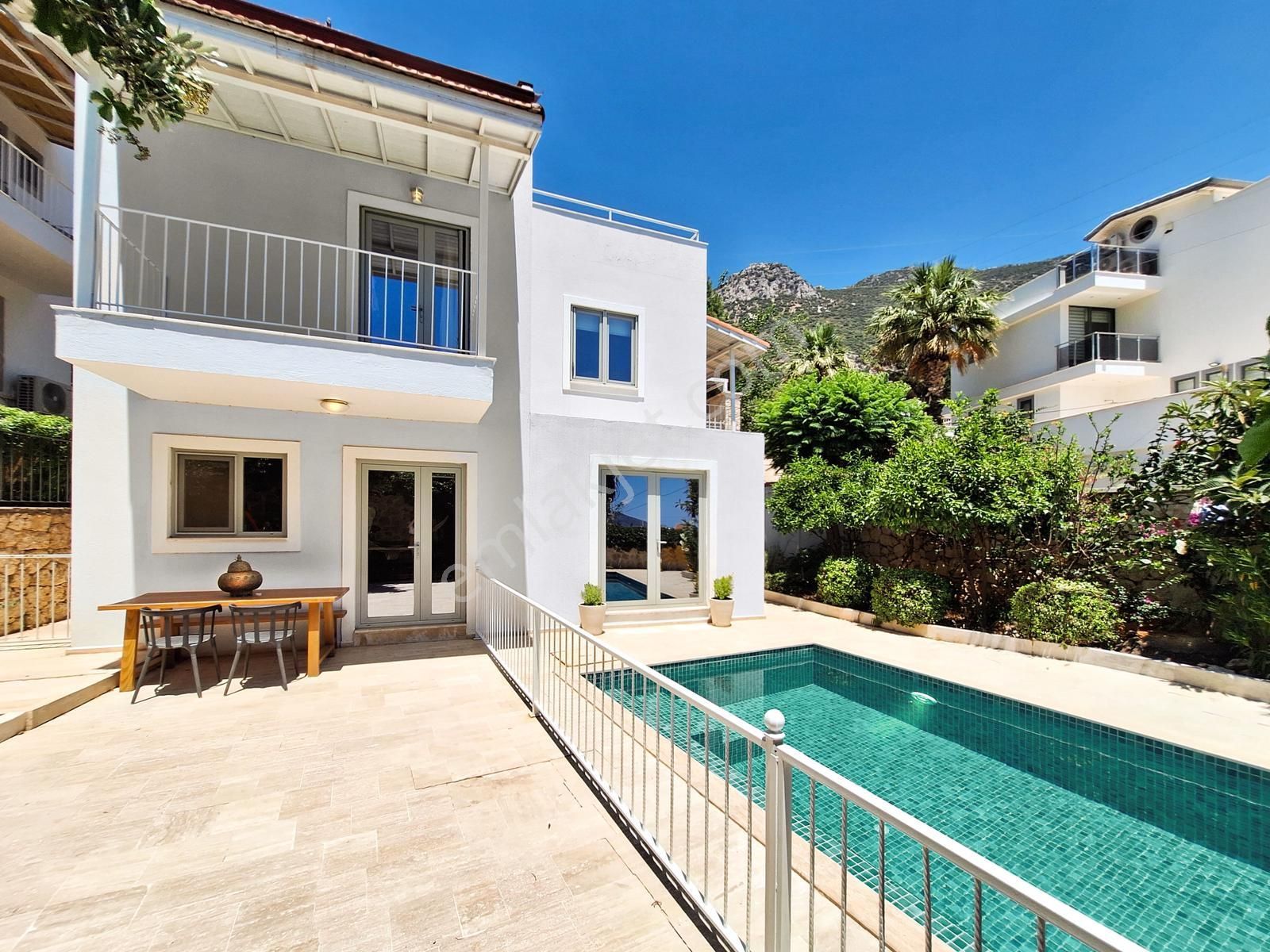 Kaş Kalkan Satılık Villa  3+1 ÖZEL HAVUZLU BAHÇELİ TERASLI