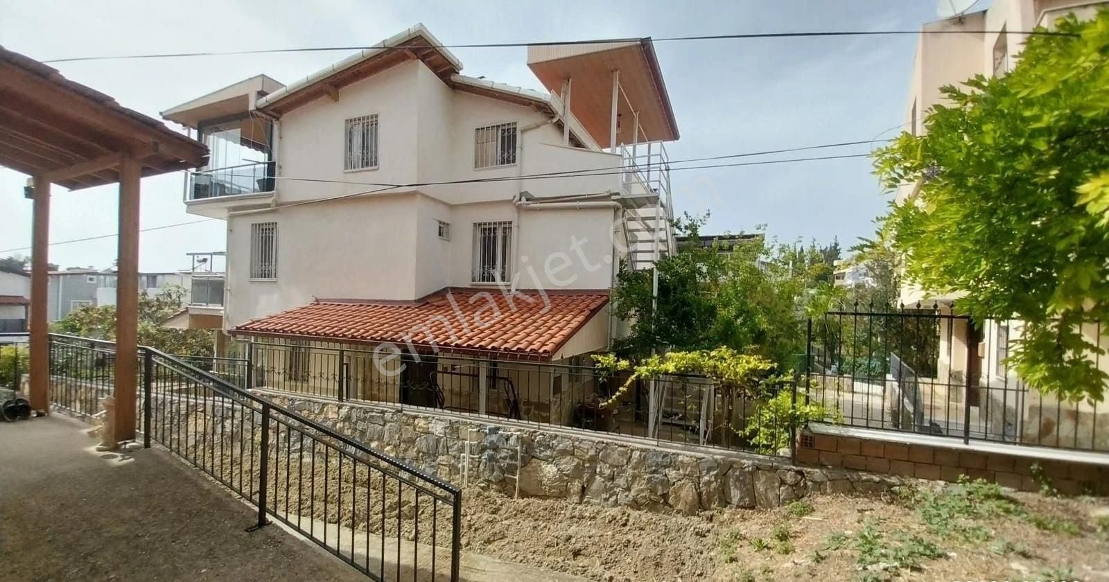 Aydın Kuşadası Kiralık Yazlık KUŞADASI KADINLAR DENİZİ'NDE EŞSİZ 2+1 BAHÇELİ YAZLIK