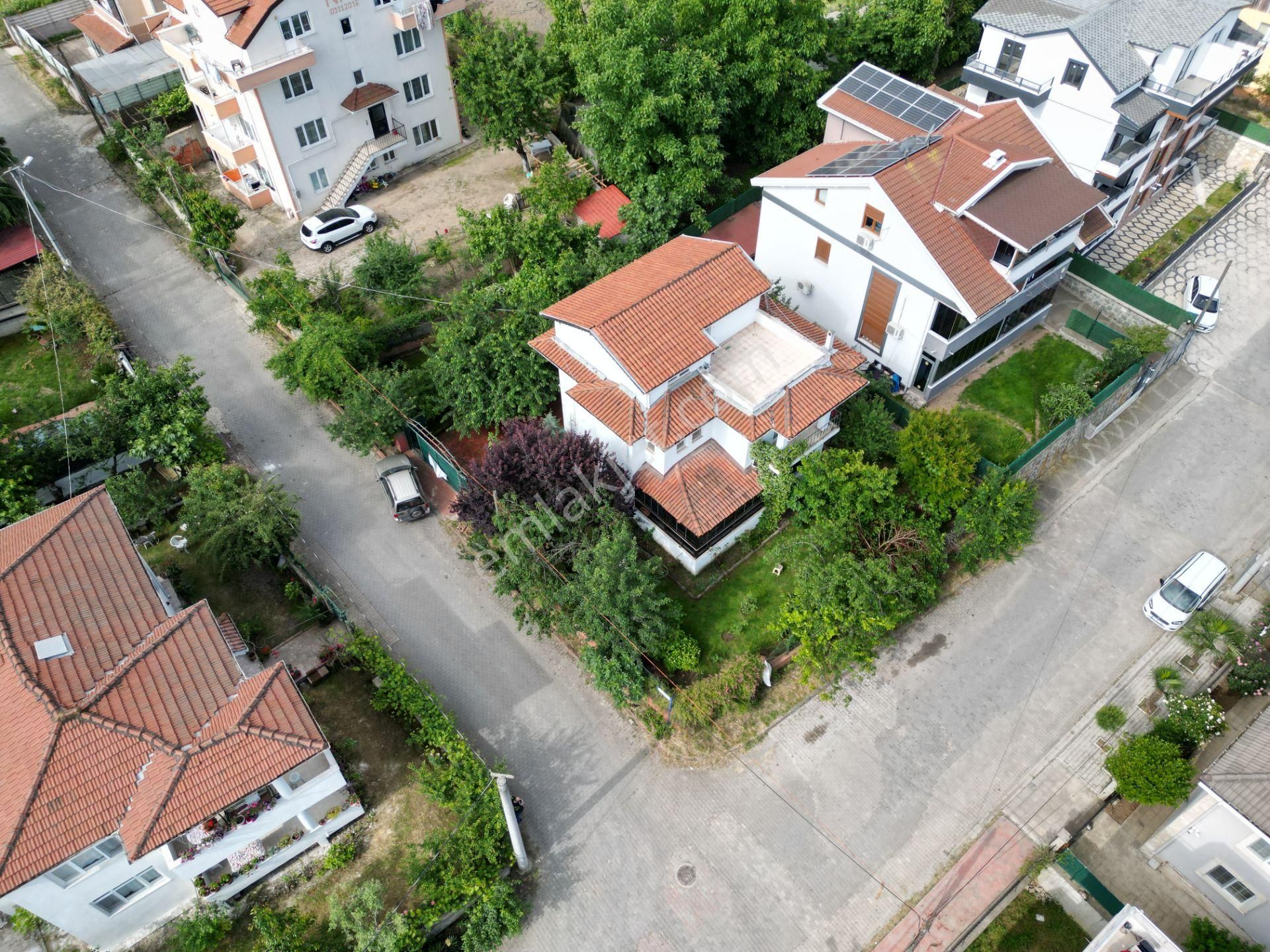 Gölcük Yukarı Satılık Villa  Kocaeli Gölcük Değirmendere Satılık 4+1 Bahçeli Tripleks Villa