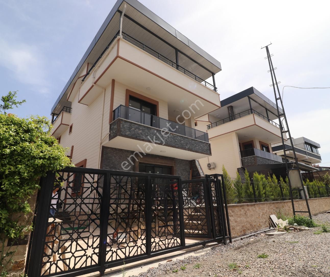 Edremit Güre Cumhuriyet Satılık Villa  ŞEHİR KAOSUNDAN UZAK HUZURLU TAM MÜSTAKİL 4+1 VİLLA