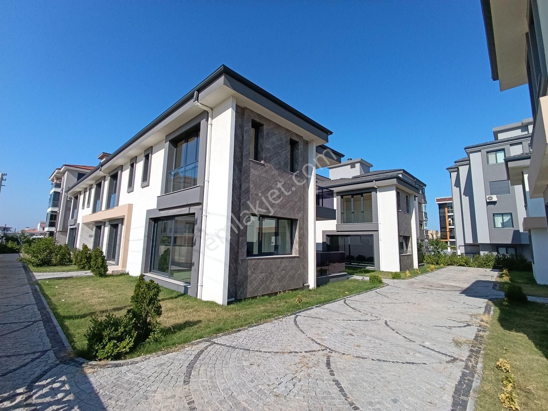 Seferihisar Camikebir Kiralık Villa  Seferihisar  Gözsüzler'de 4+1 , 180m2 Sıfır Kiralık Villa
