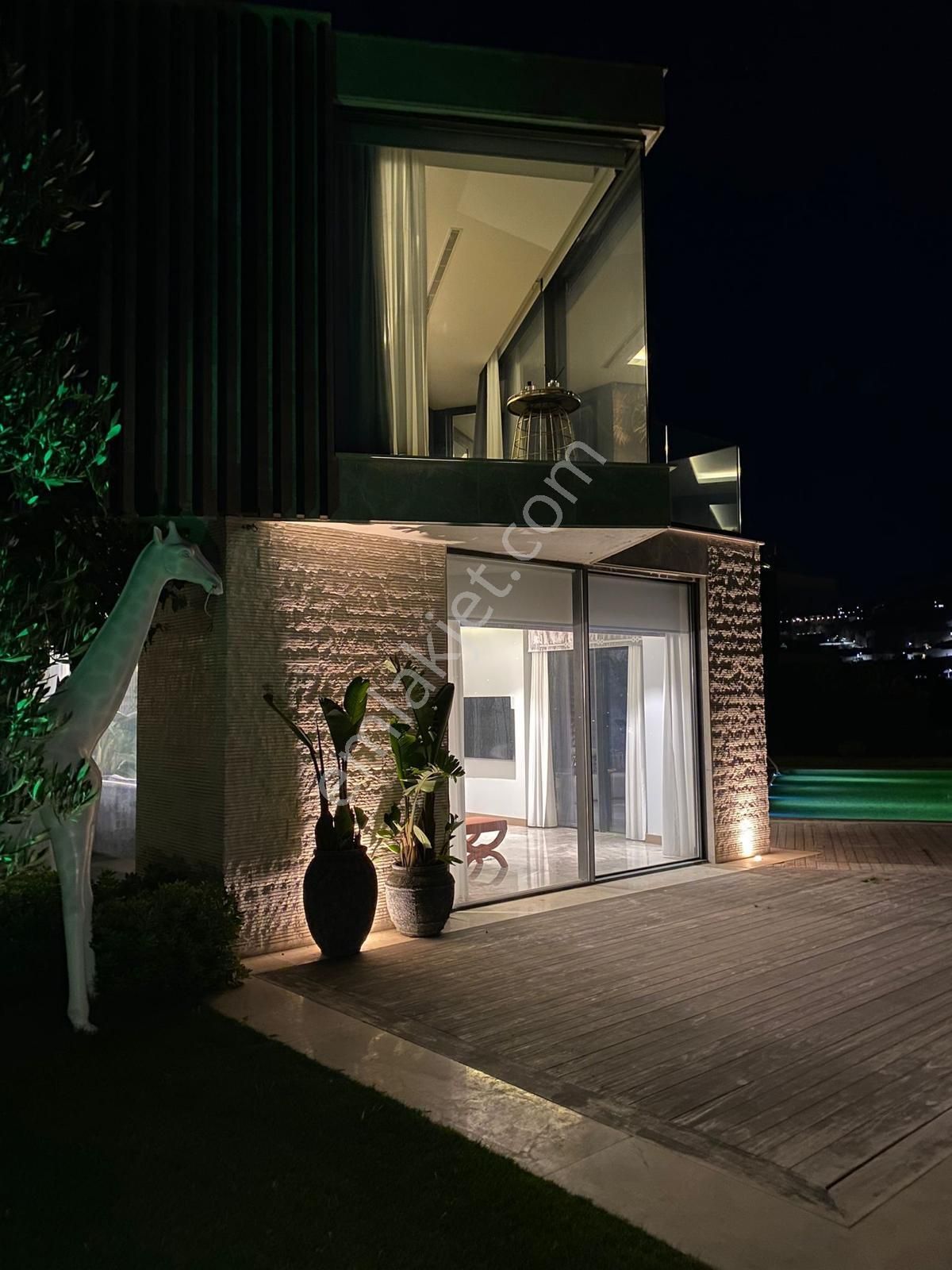 Yalıkavak'da Denize Sıfır Plajı Olan 6+2 Satılık Villa - Görsel 3