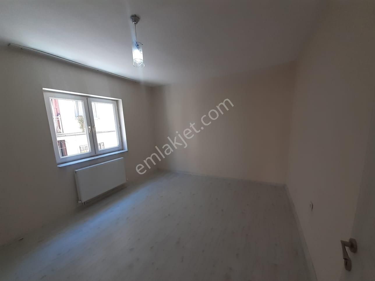 Konak Altıntaş Kiralık Daire  altıntaşta caddeye yakın 2+1 doğalgazlı bakımlı 