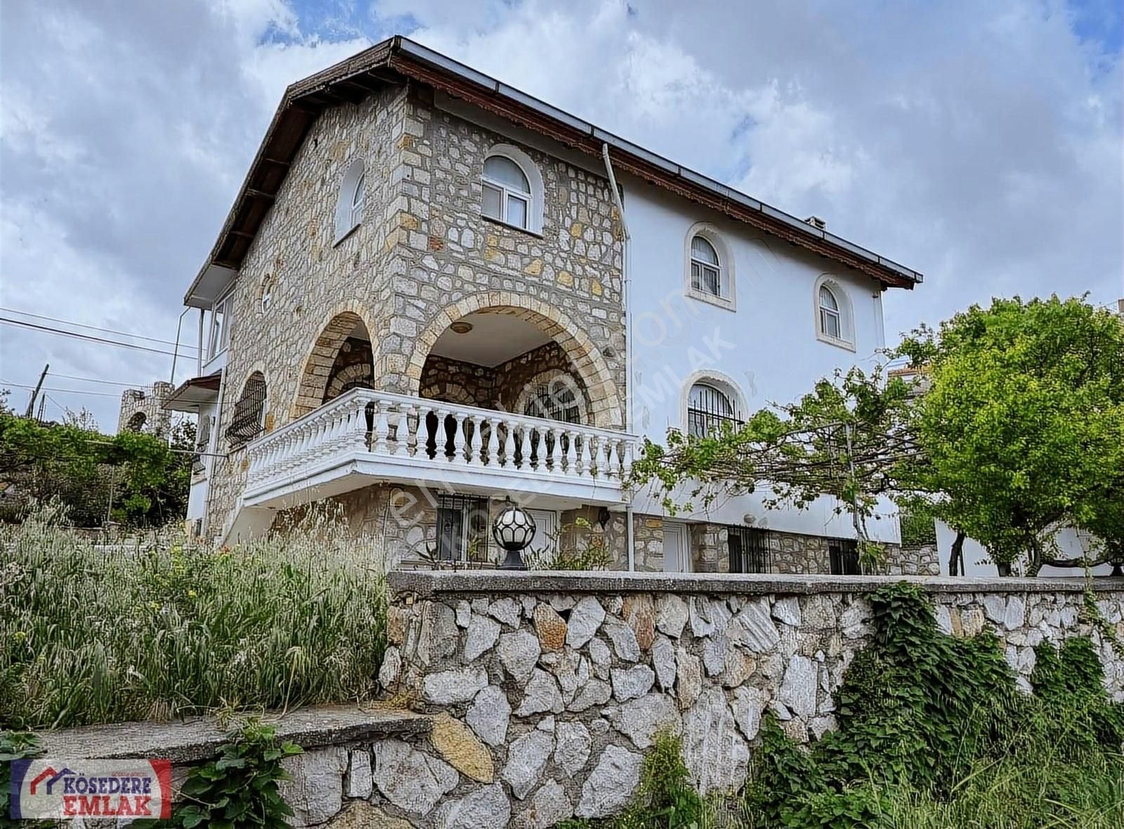 Karaburun Mordoğan Satılık Villa MORDOĞAN ARDIÇ'TA DENİZE 150 M, 6+2, TAŞ MALİKANE