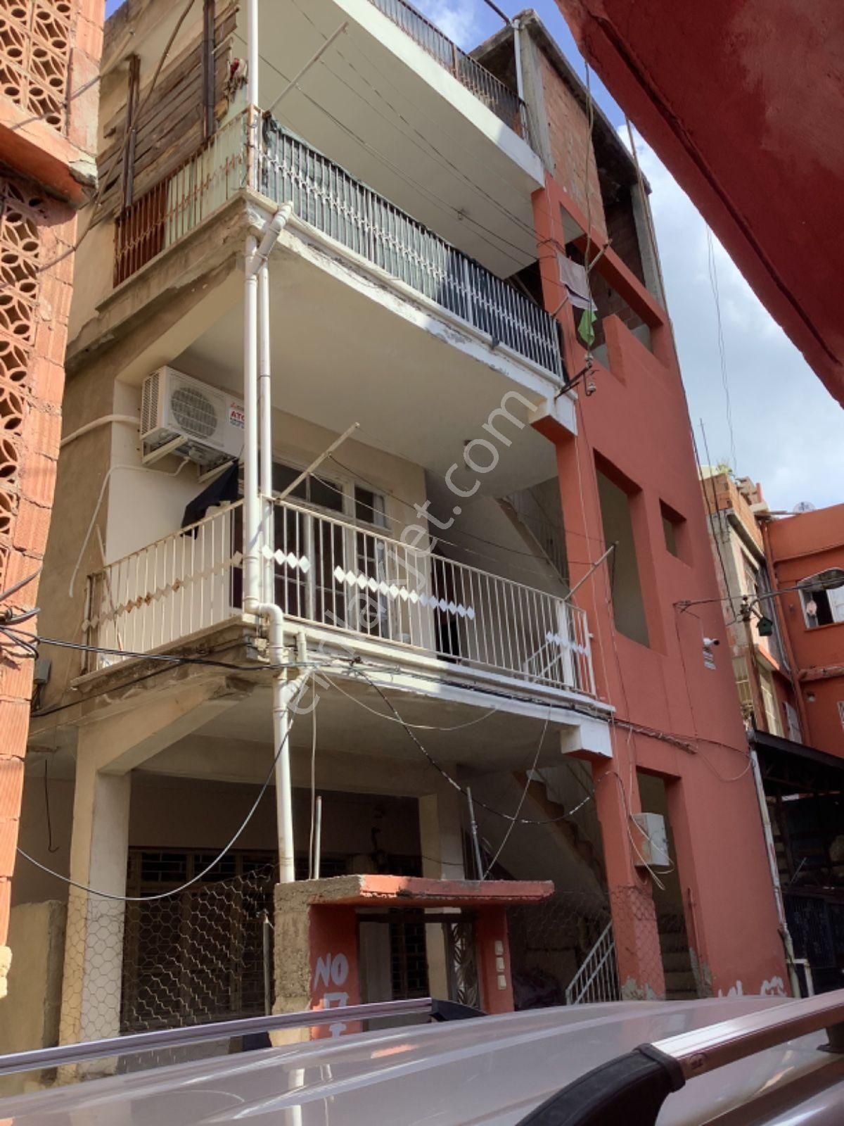 Seyhan Yeşilyurt Satılık Müstakil Ev AKİ GAYRİMENKUL DEN **2+1*YEŞİLYURT**3,5 KATLI**GENİŞ BALKON**CADDEYE 100M DOLMUŞ VB 