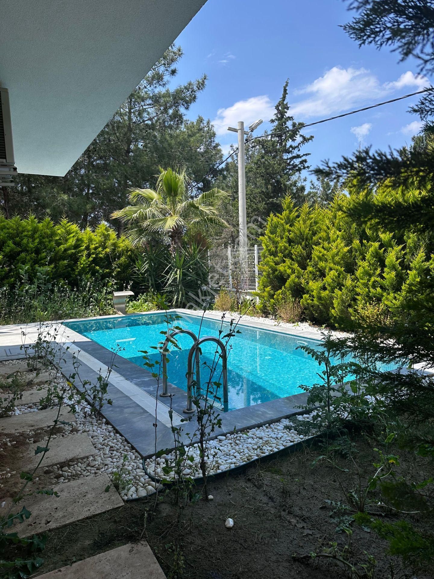 Kuşadasında Satılık Komple Eşyalı Muhteşem Villa