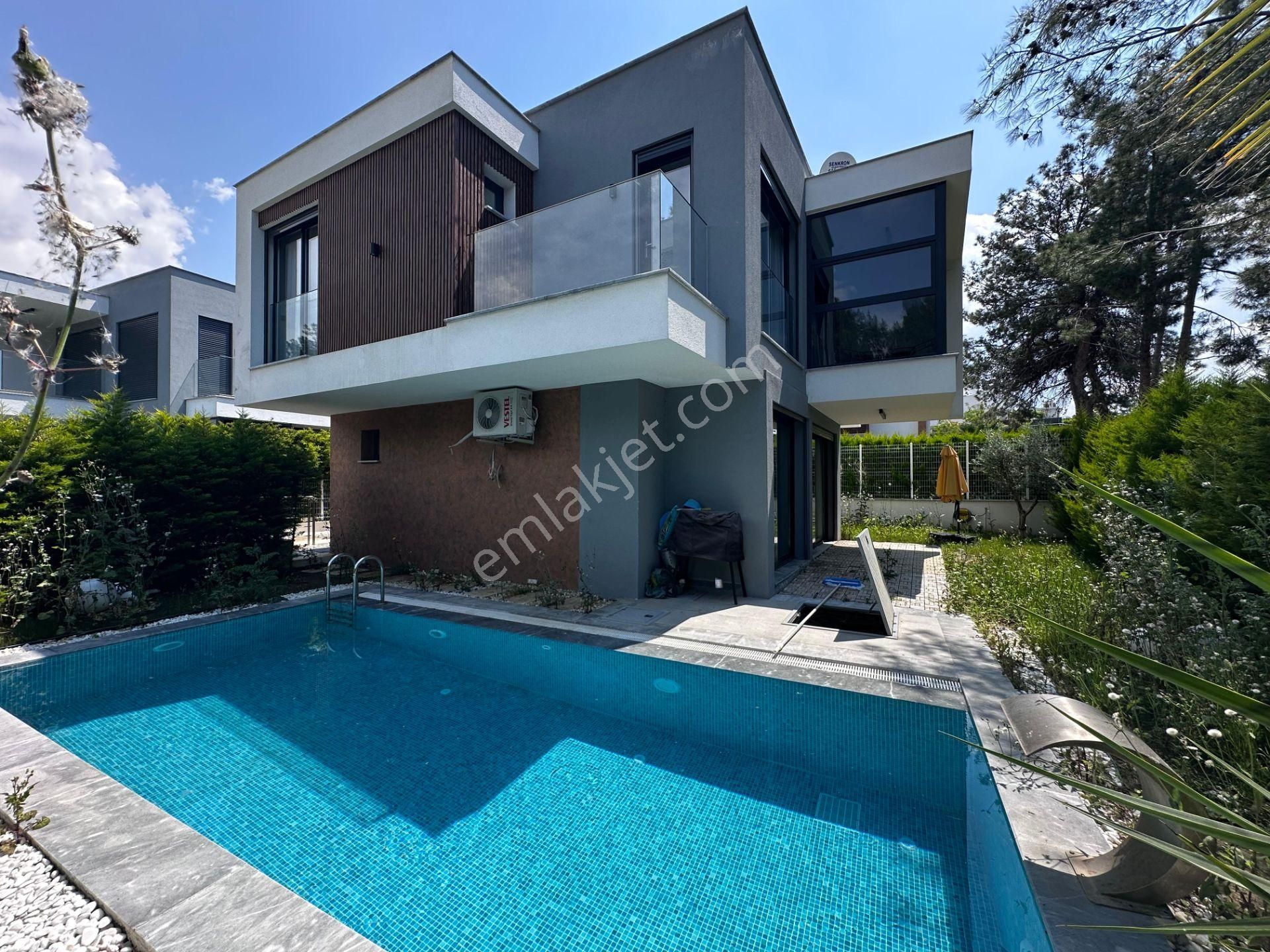 Kuşadasında Satılık Komple Eşyalı Muhteşem Villa