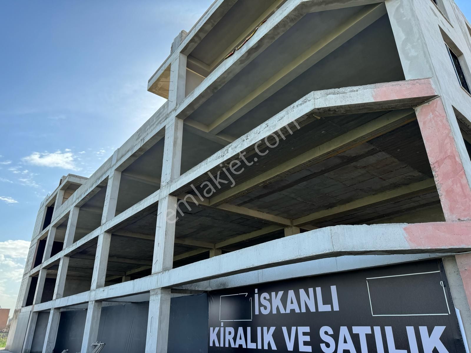 Yüreğir Levent Kiralık Dükkan & Mağaza AKİ GAYRİMENKUL DEN **Mobilya sitesinde**4 katlı her katı 650mt iskanlı çift asansör çift merdiven 