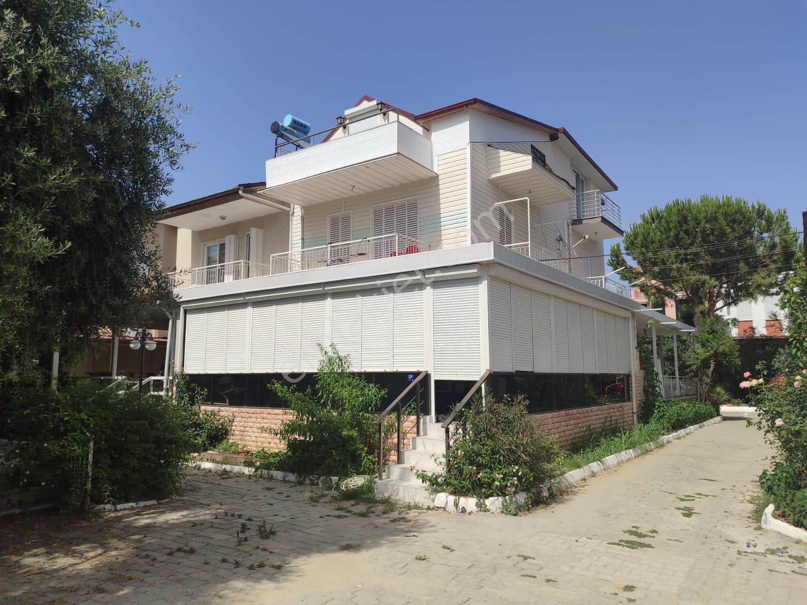 Kuşadası Karaova Satılık Yazlık  KUŞADASI SAHİL SİTELERİNDE GENİŞ VERANDALI 3+1 SATILIK VİLLA