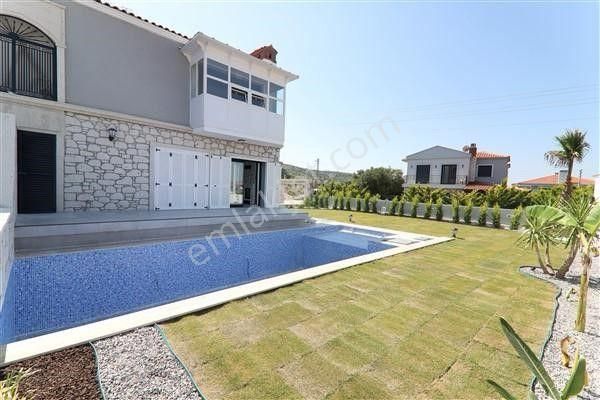 Çeşme Reisdere Satılık Villa  Çeşmede Müstakil Havuzlu 6+1 Satılık Lüks Villa