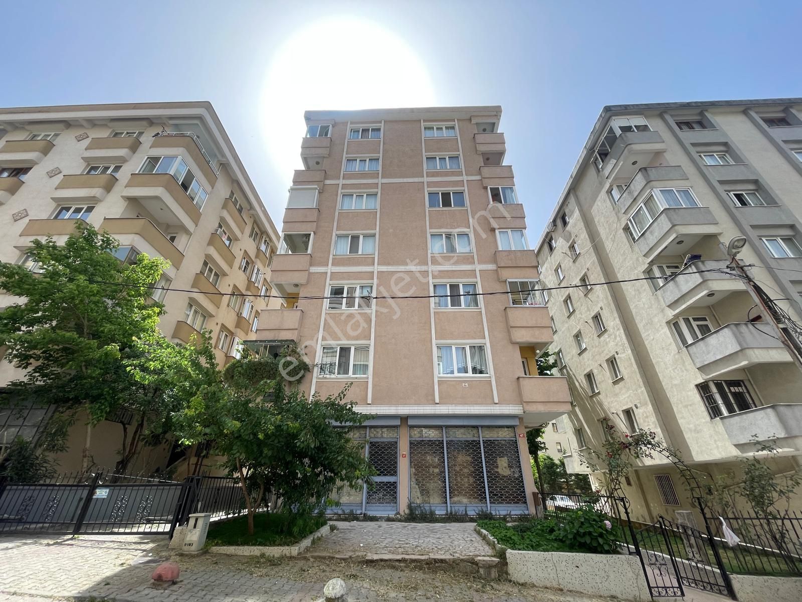 Ataşehir İçerenköy Satılık Daire  İçerenköy Merkezde Harika Konumda Boş 3+1 Satılık Daire