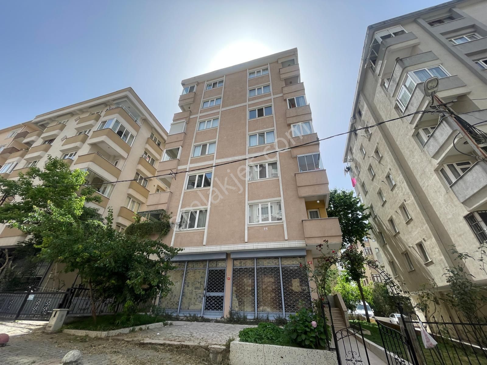 Ataşehir İçerenköy Satılık Daire  İçerenköy Merkezde Harika Konumda Balkonlu 3+1 Satılık Daire