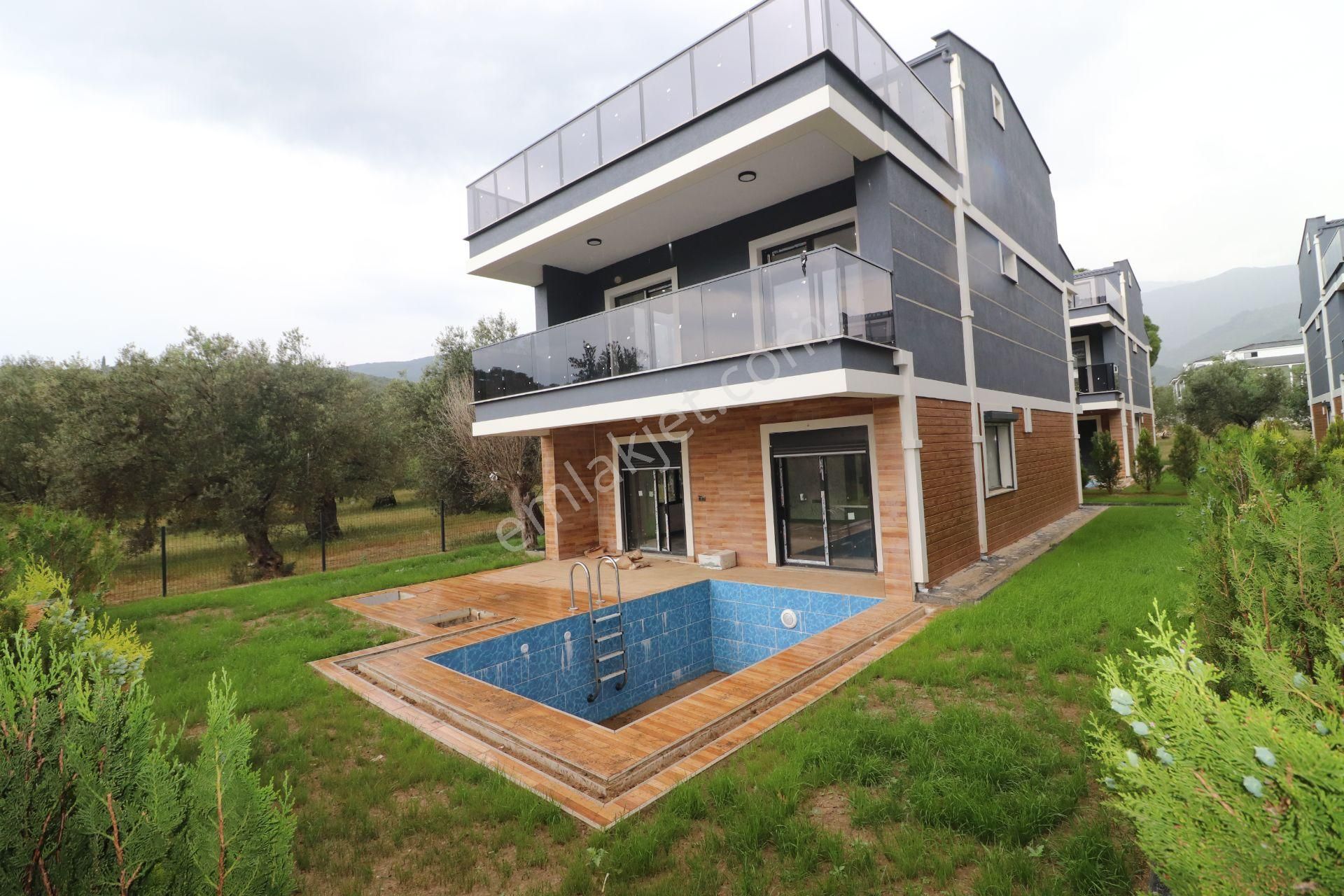 Edremit Güre Satılık Villa  DOĞAYLA İÇ İÇE MODERN HAVUZ VE BAHÇE KEYFİ 5+1 VİLLA