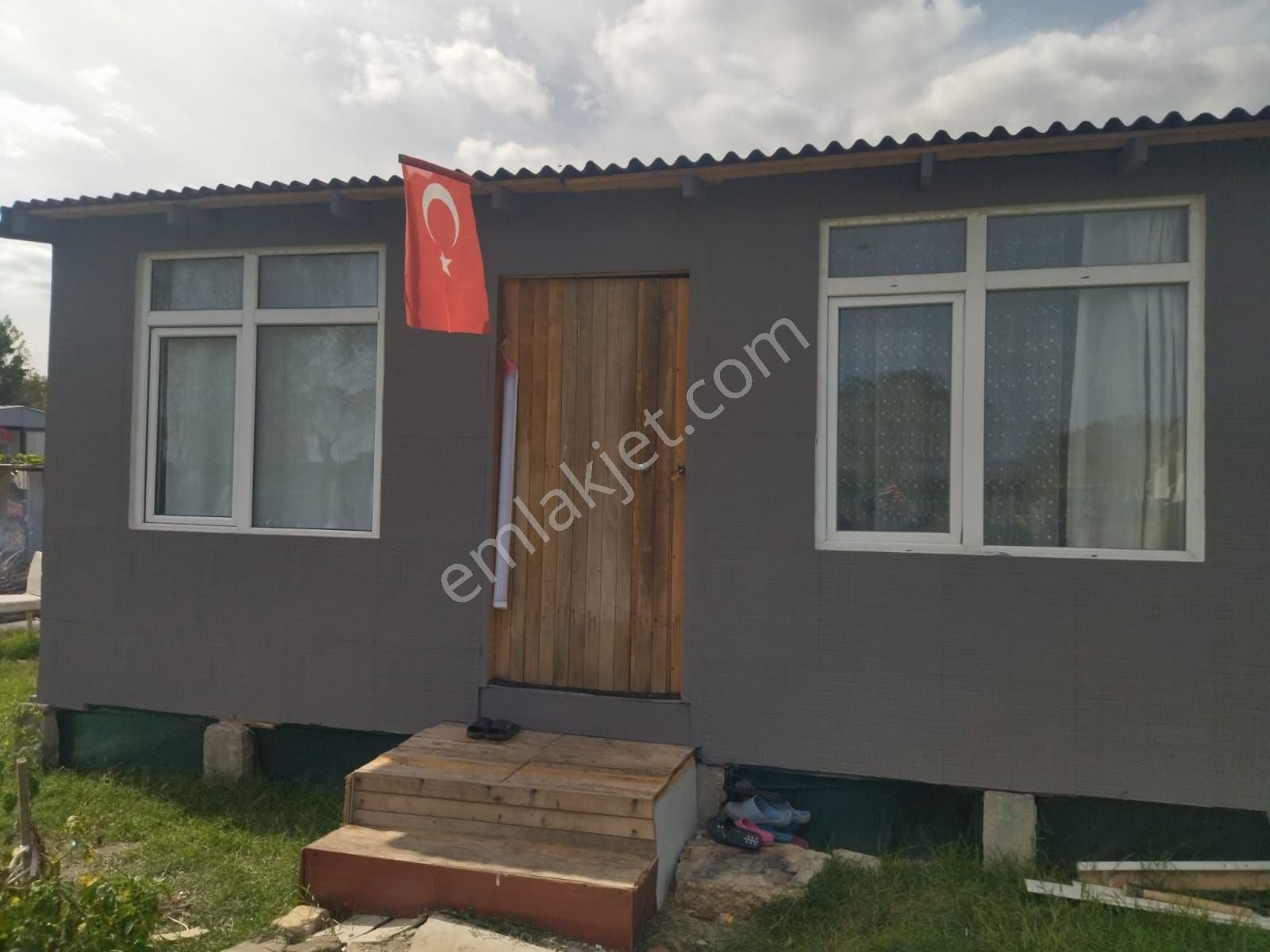 Çatalca Karacaköy Merkez Satılık Tarla çatalca karacakoyde satılık hisseli Tapu 300metre içinde evi olan satılık tarla.