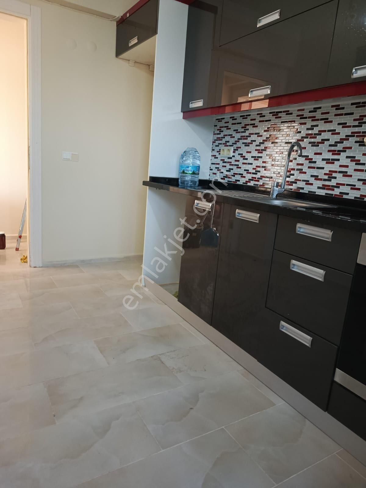 Menderes Mithatpaşa Satılık Daire Merkezi Konumda 2+1 90m2 Daire