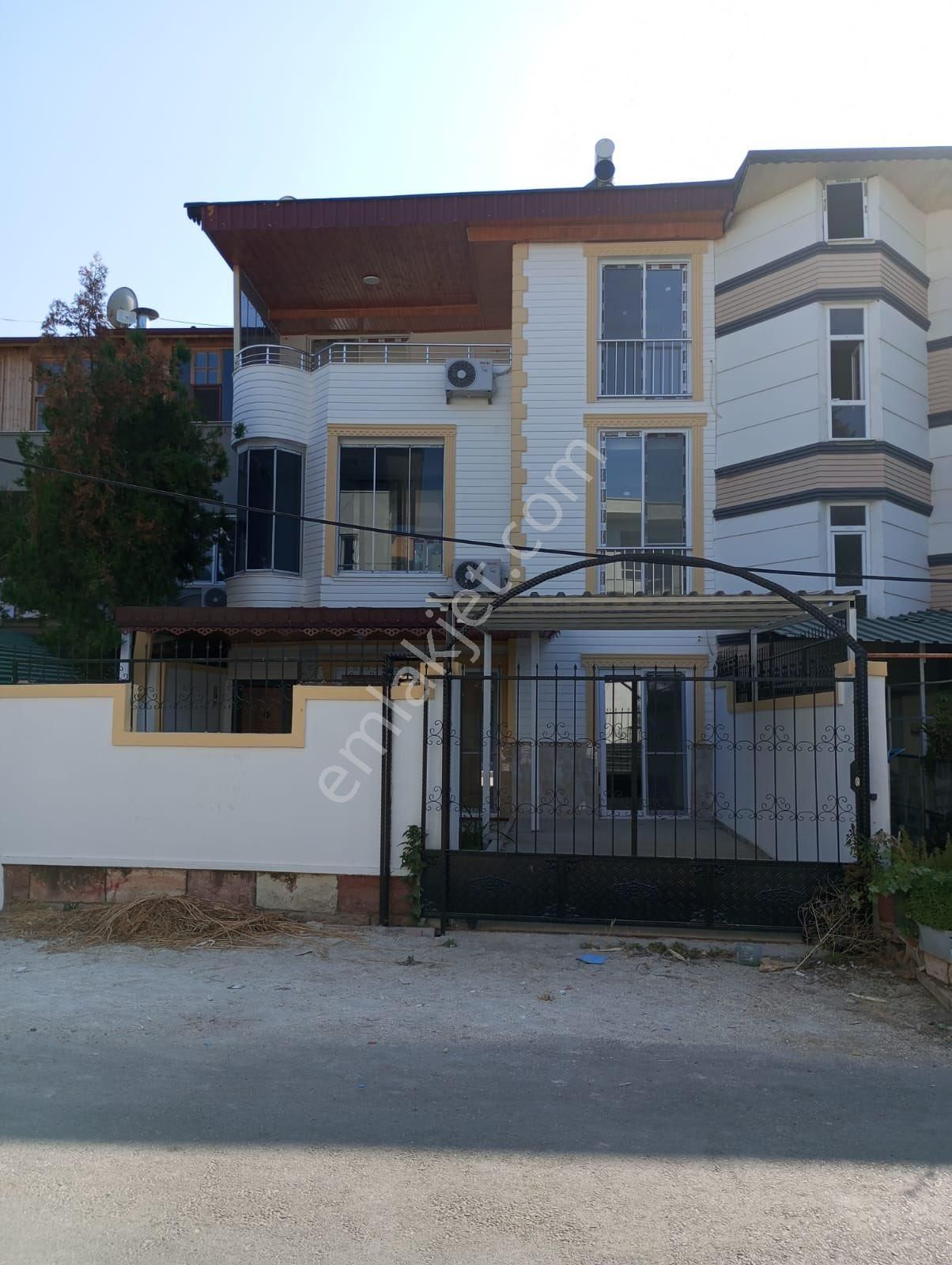 Erdemli Kargıpınarı Satılık Villa Erdemli Kargıpınarı Liparis 7 Sitesi Karşısı 350 m Arsa İçerisinde 170 m2 Havuzlu Villa