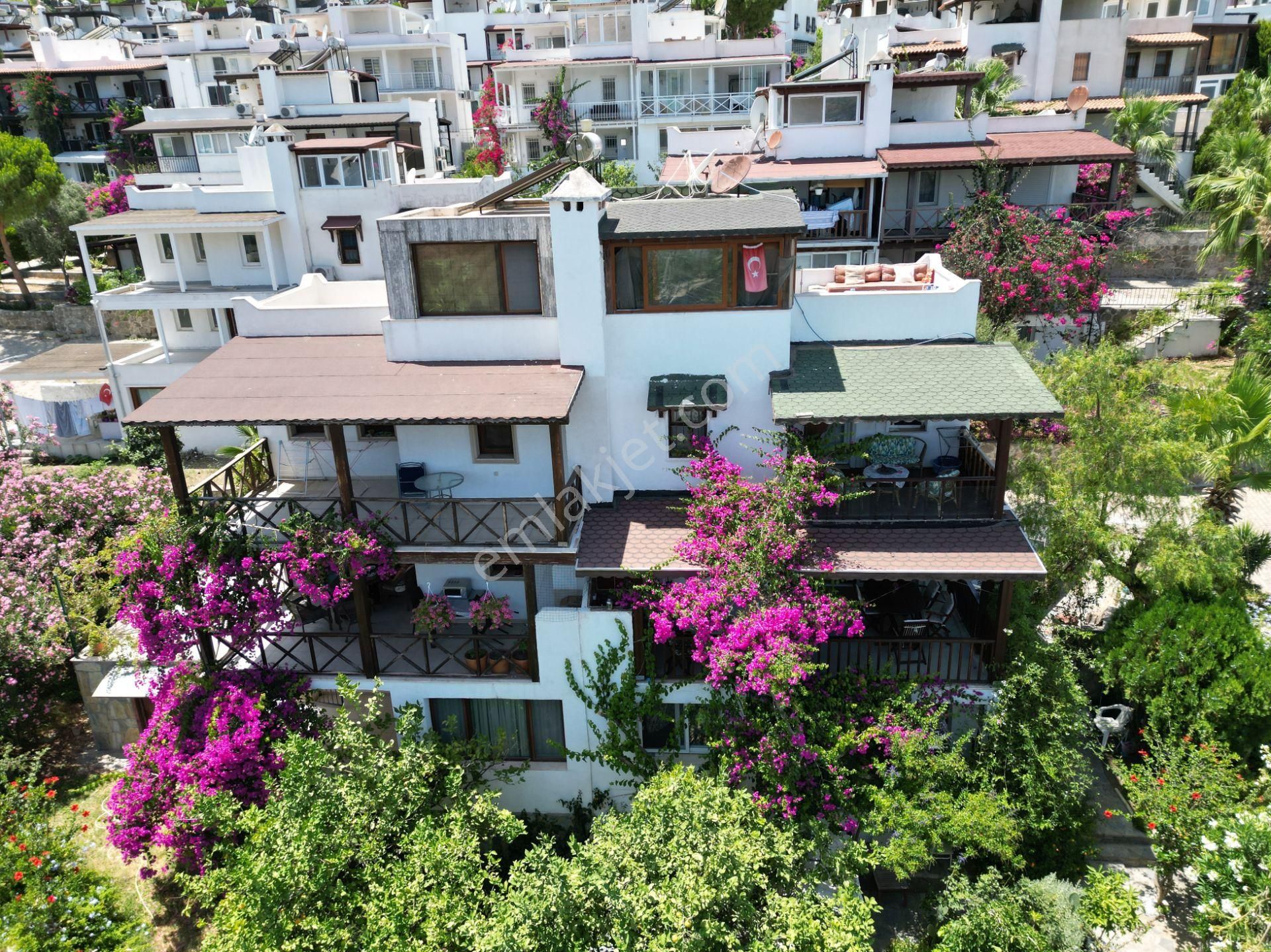 Bodrum Farilya Satılık Villa  KÖŞE KONUMDA HAVUZA VE DENİZE YAKIN 6+2 VİLLA