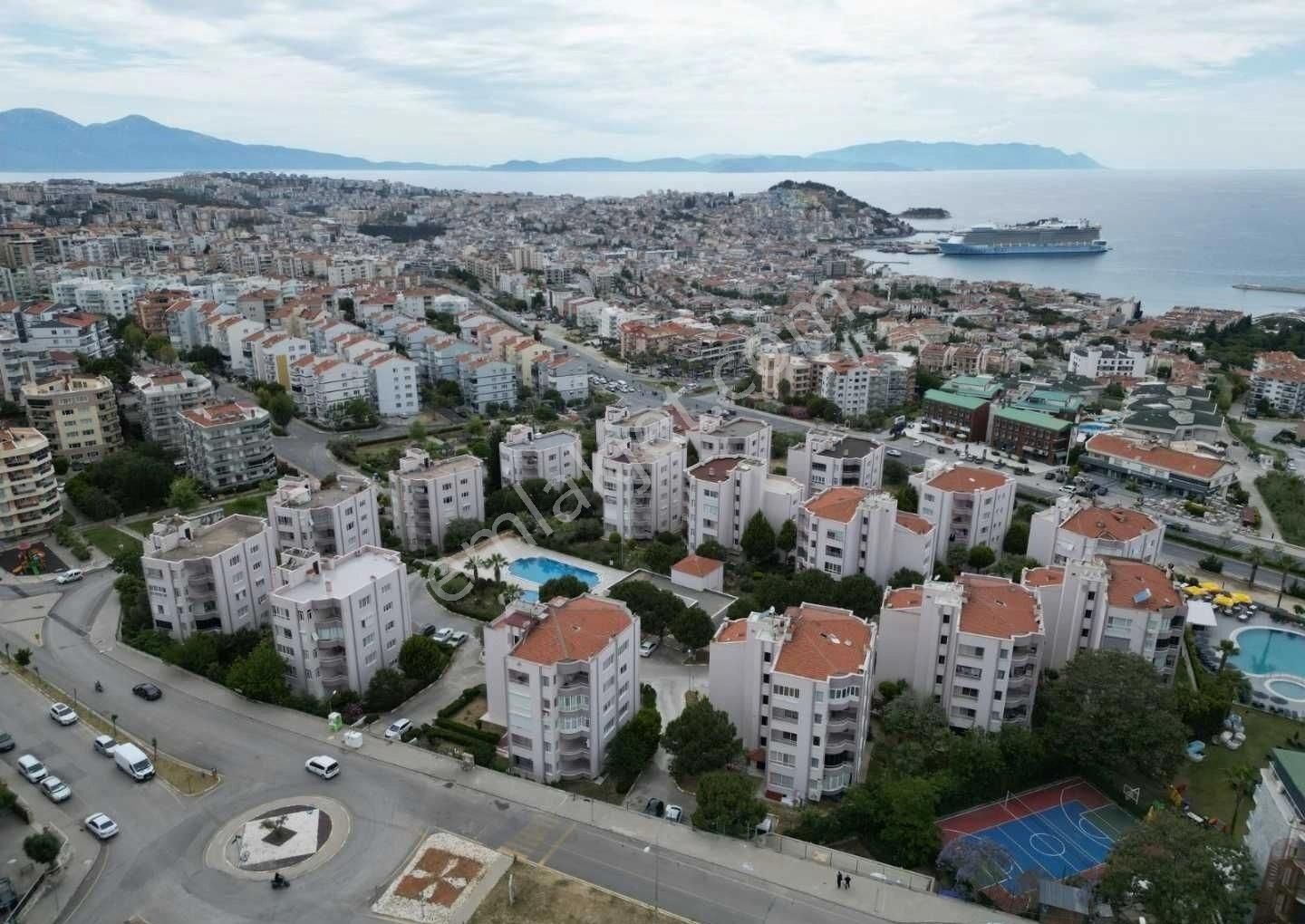 Kuşadası Türkmen Satılık Daire Ege Mahallesi Yalıkent Sitesi'nde  ,Şehir Merkezi Arakat Daire