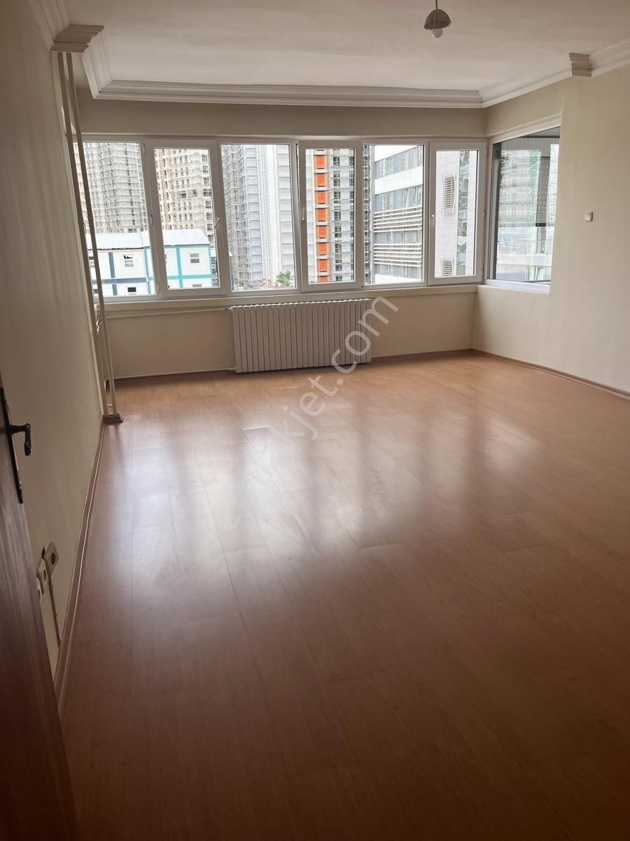 Kadıköy Merdivenköy Kiralık Daire Göztepe Onay Sitesi'nde Boş ve Temiz 3+1 Kiralık Daire