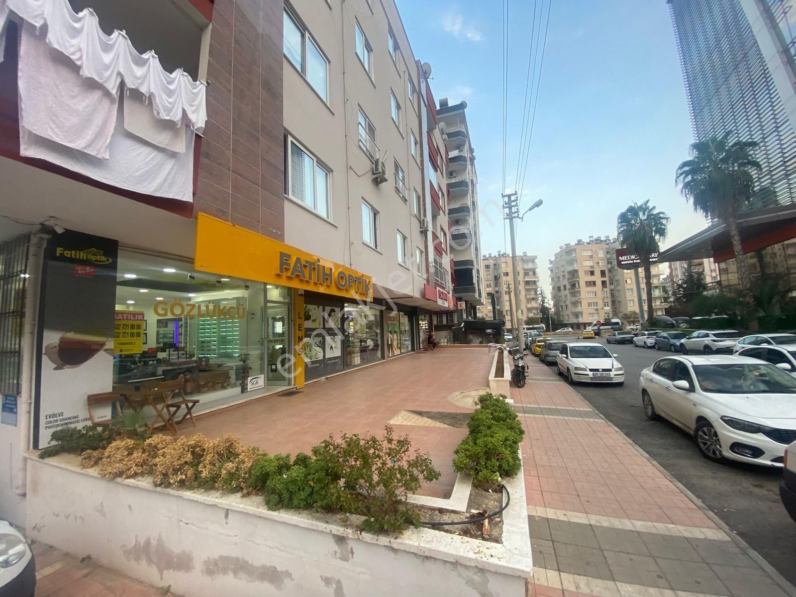 Vega'dan  medi̇cal park hastanesi̇ civari satilik dükkan