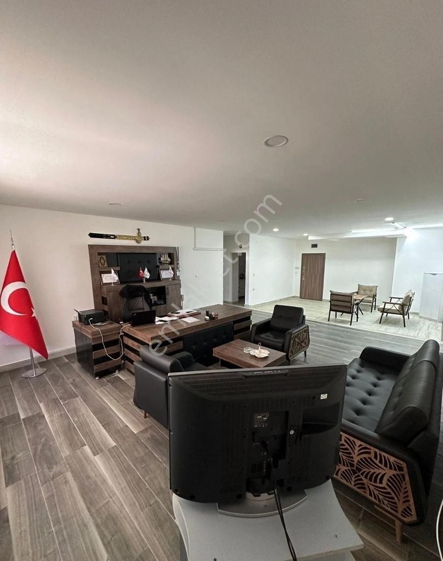 Çarşi merkezde i̇şyeri̇ ruhsatli ofi̇s