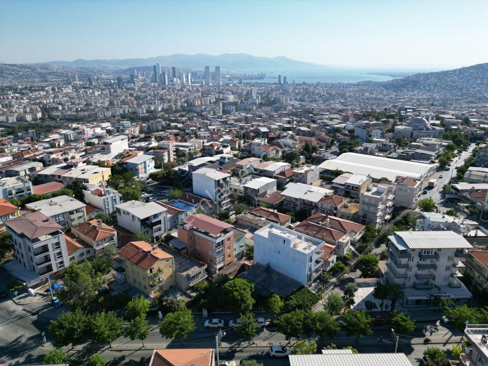 Bornova Atatürk Satılık Konut İmarlı  BORNOVA ATATÜRK MAHALLESİ HÜRRİYET CADDESİ ÜZERİNDE SATILIK KÖŞEBAŞI ARSA