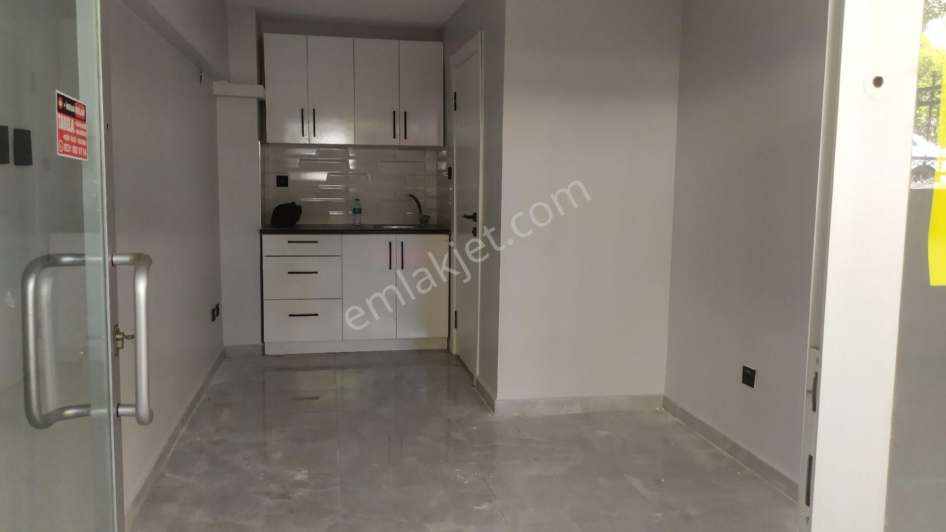 İstanbul Maltepe Kiralık Dükkan & Mağaza feyzullah mahallesinde işlek caddede wc si mutfağı olan  dükkan