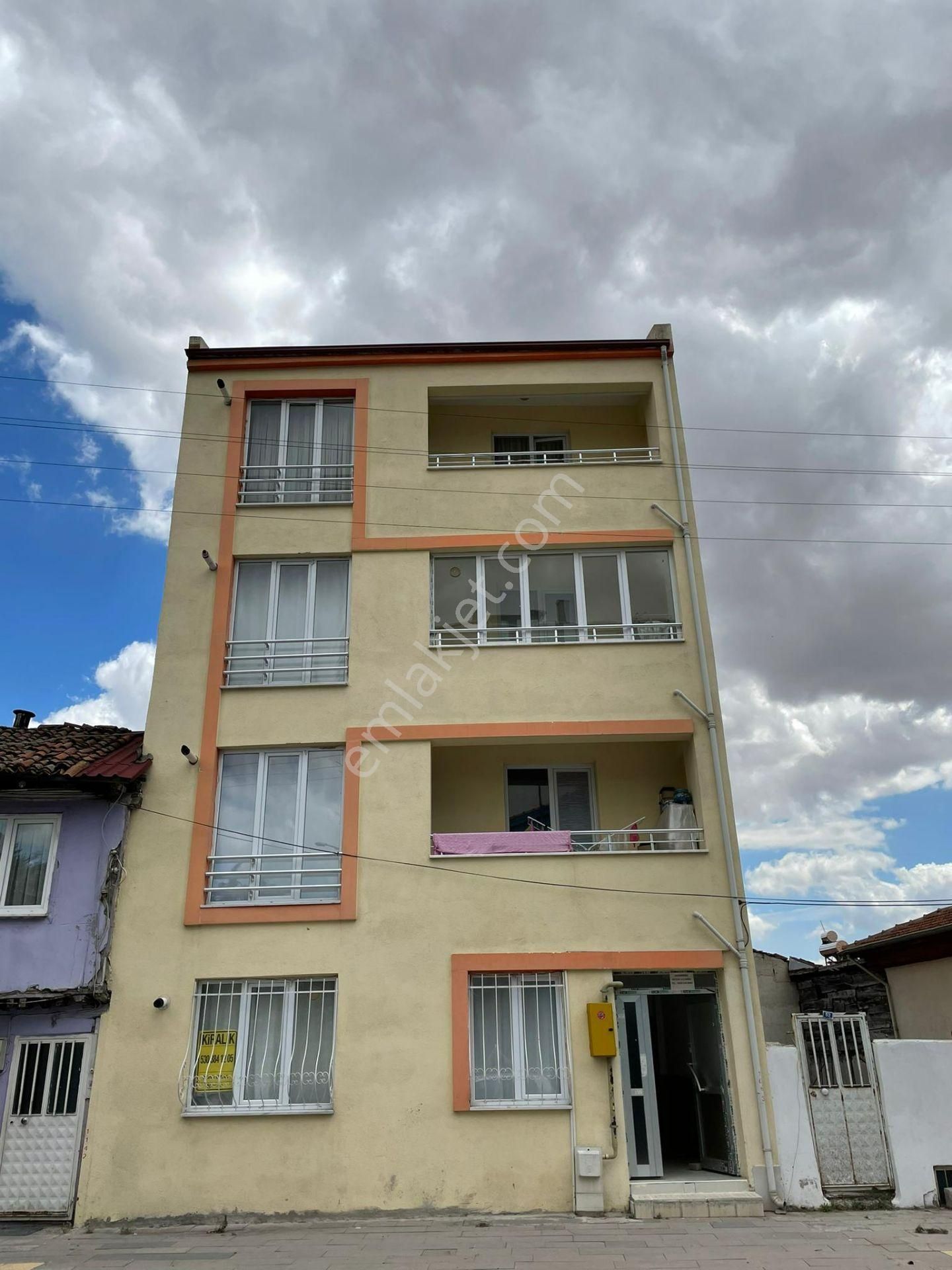 Merzifon Hacıbalı Satılık Daire  MERZİFON ULUS CADDE'SİNDE SATILIK EŞYALI 1+1 DAİRE