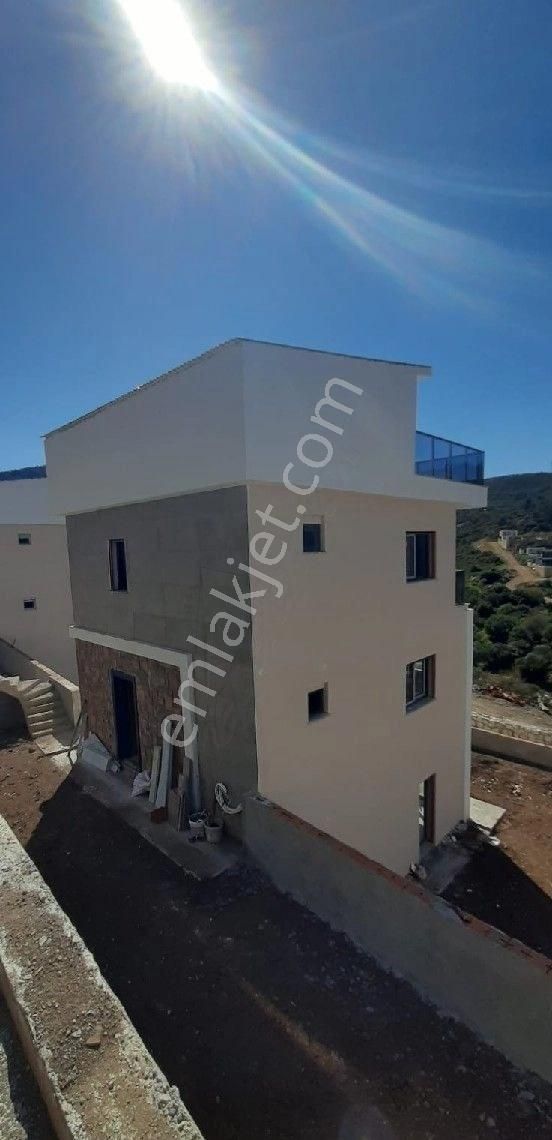 Foça Cumhuriyet Satılık Villa Yenifoçada Deniz Manzaralı 5+1 Villa