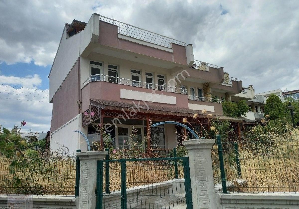 Süleymanpaşa Topağaç Satılık Villa KUTAL EMLAKTAN Topağaçta satılık  denize sıfır 3 katlı villa,