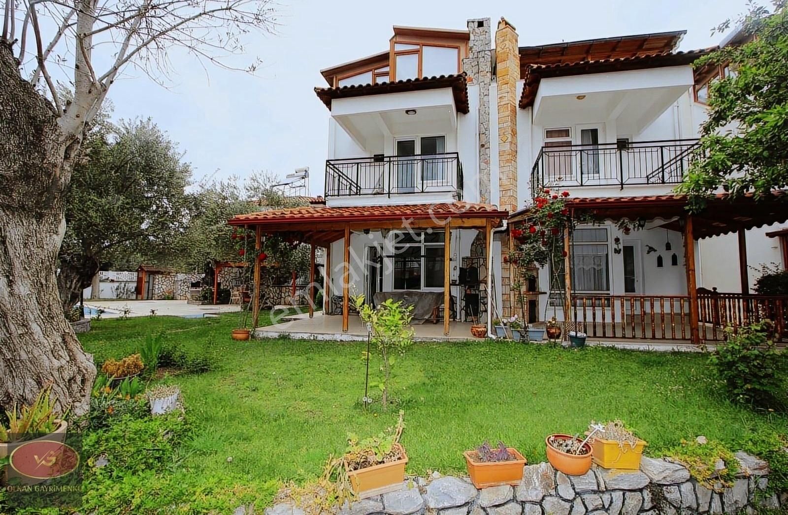 Edremit İskele Satılık Villa GÜRE'DE DENİZE YAKIN SİTE İÇİNDE TRİPLEKS SATILIK VİLLA