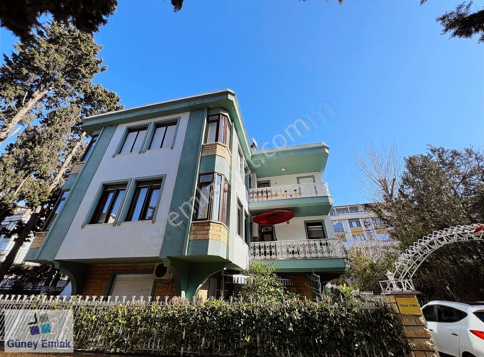 Bakırköy Şenlikköy Satılık Daire Florya Merkez Yakınında 4+1 - 260 m2 Orta Kat