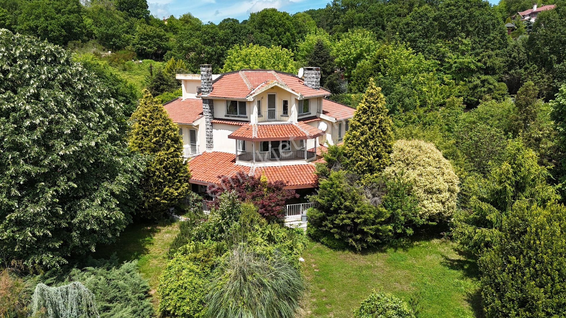 Beykoz Kılıçlı Satılık Villa  Beykoz Kılıçlı & Havuzlu Site İçinde, 500 m2 4 Katlı Müstakil Villa %