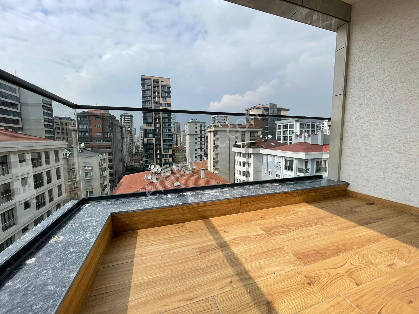 Kadıköy Caddebostan Satılık Daire  BAĞDAT CAD. 4.BİNADA 55m2 SALONLU 200m2 4+1 E. BANYOLU, BALKONLU