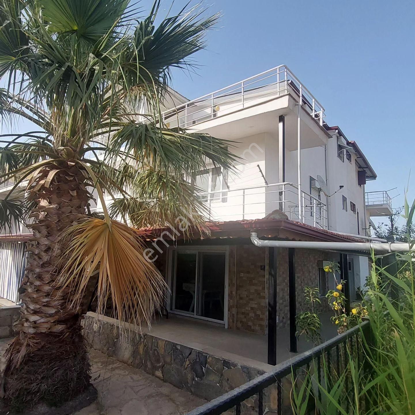 Kuşadası Güzelçamlı Satılık Villa KUŞADASI GÜZELÇAMLIDA DÜZ AYAK KÖŞE KONUM FULL EŞYALI 3+1 120 M2 TRİPLEX VİLLA.