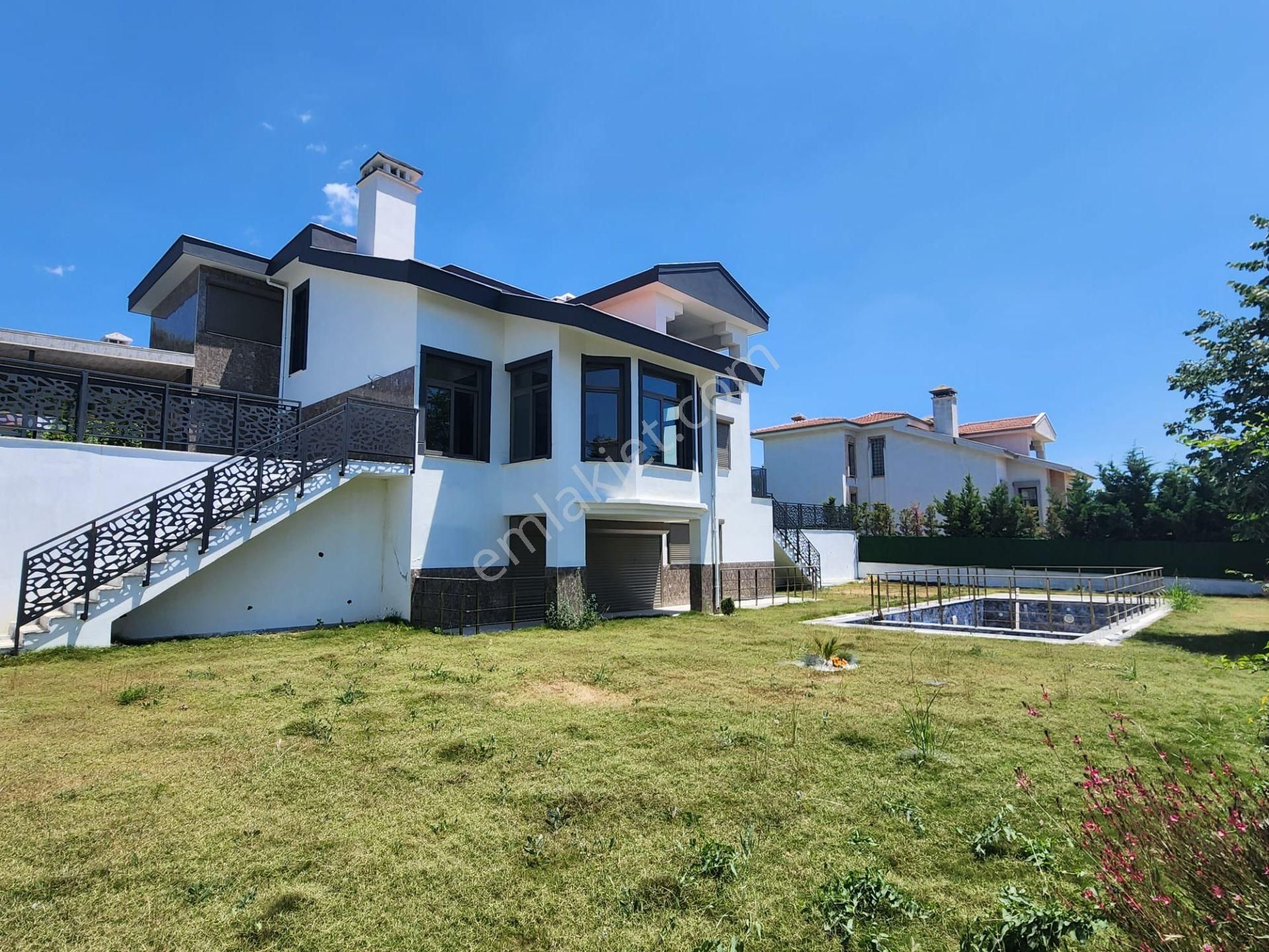 Kuşadası Karaova Satılık Villa  Kuşadası'nda Satılık 1130 m2 Arsa İçersinde Müstakil Kelepir Villa