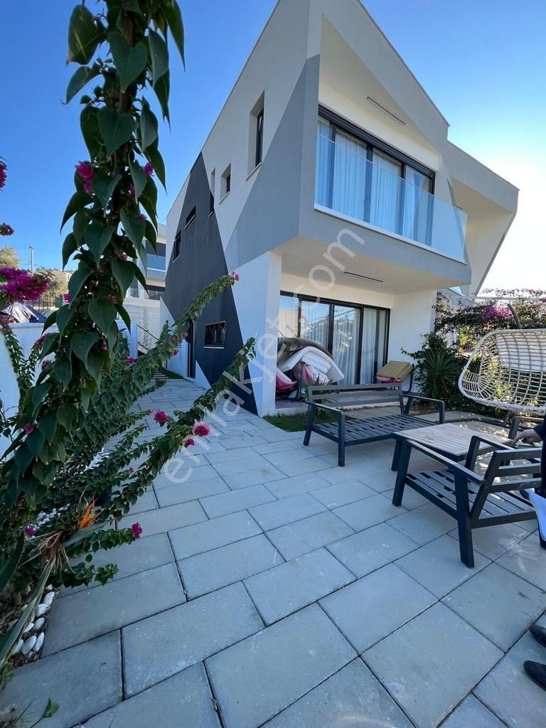 Kuşadası Bayraklıdede Satılık Villa  SİTE İÇİNDE SATILIK 3+1 DENİZ MANZARALI VİLLA