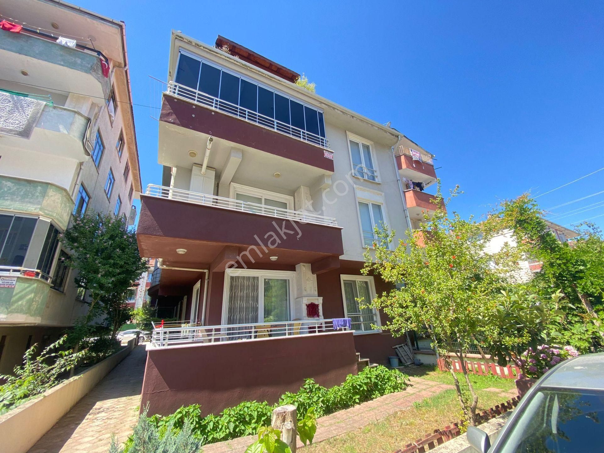 Karasu Yalı Satılık Daire  PLAJ MERKEZDE ÖN CEPHE KOMBİ PETEK CAM BALKONLU GENİŞ 2+1 SATILIK DAİRE