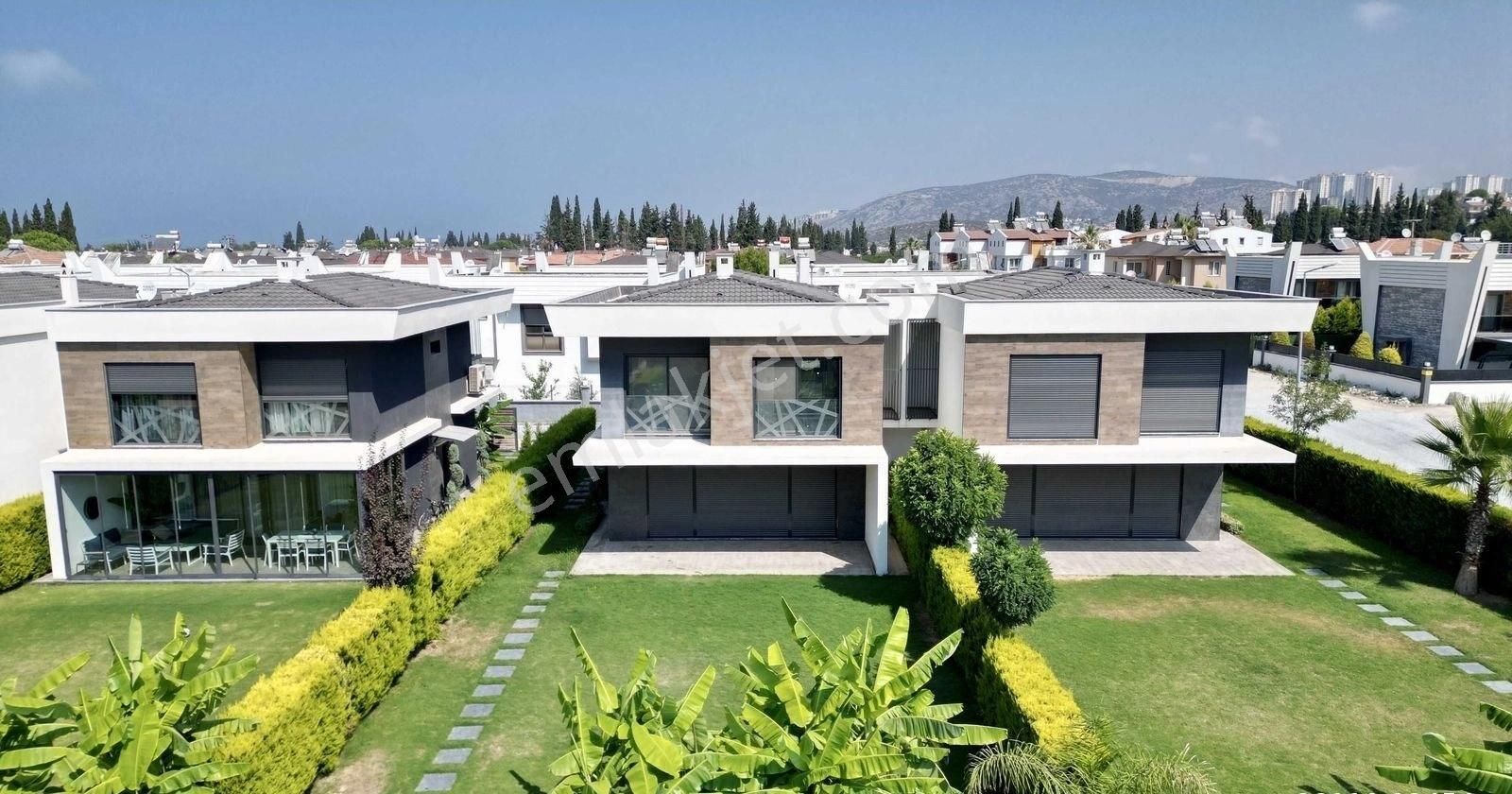 Kuşadası Karaova Satılık Villa KUŞADASI KARAOVA'DA HAVUZLU, MÜSTAKİL, 220 M2 BAHÇELİ, 4+1 LÜKS VİLLA