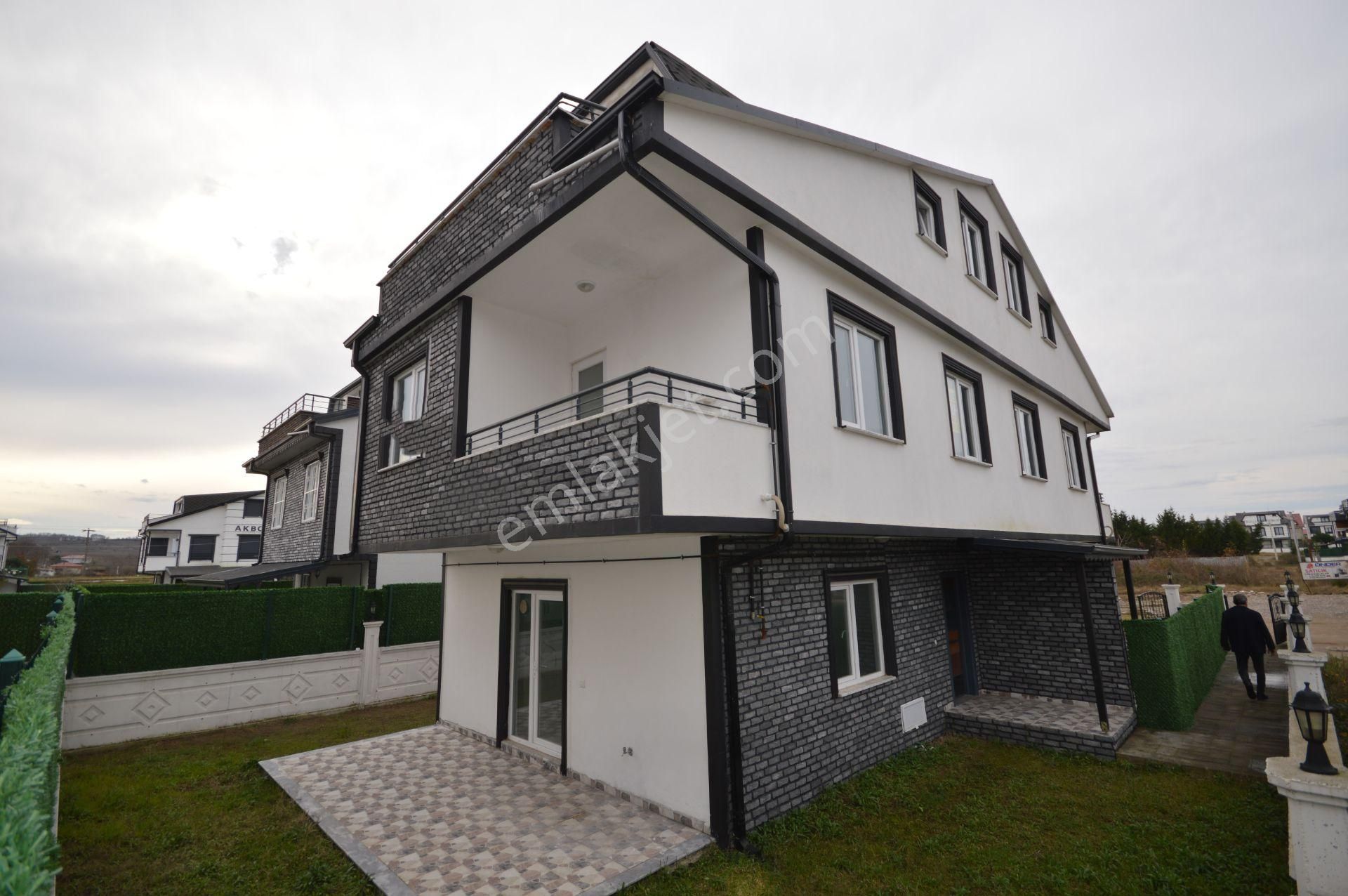 Kocaali Yalı Satılık Villa  Sakarya/Kocaali De 5+1  Büyük Bahçeli Villa !! Gelen Alır !!