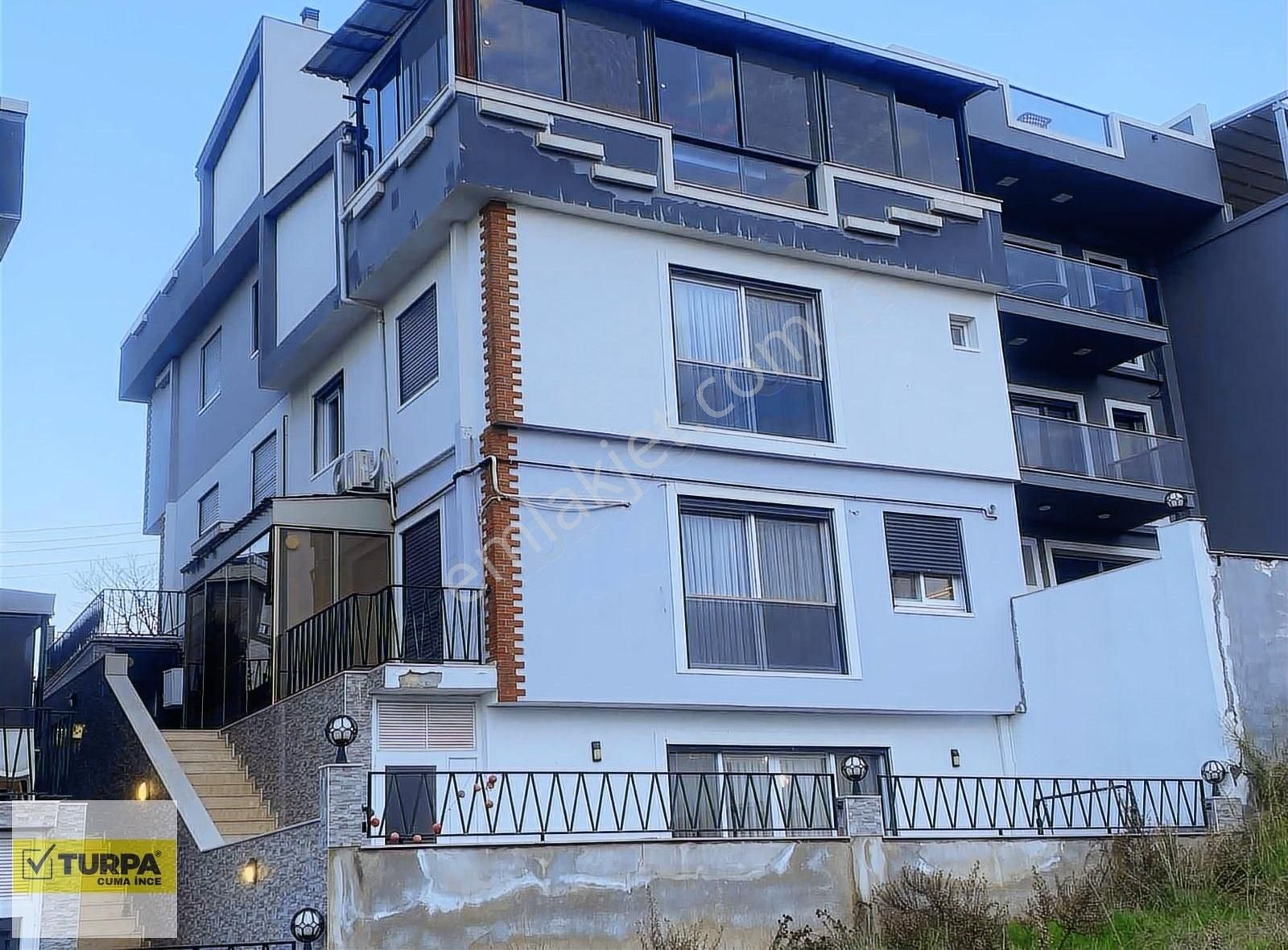 Gaziemir Beyazevler Satılık Villa CUMA İNCE'den 3+2 fourlex villa (4 yıllık bina)