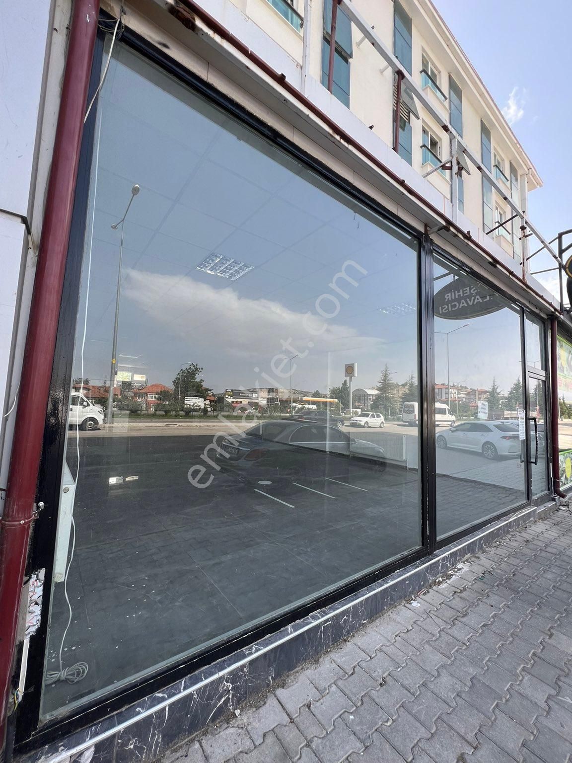 Cadde üzeri̇ ki̇ralik dükkan