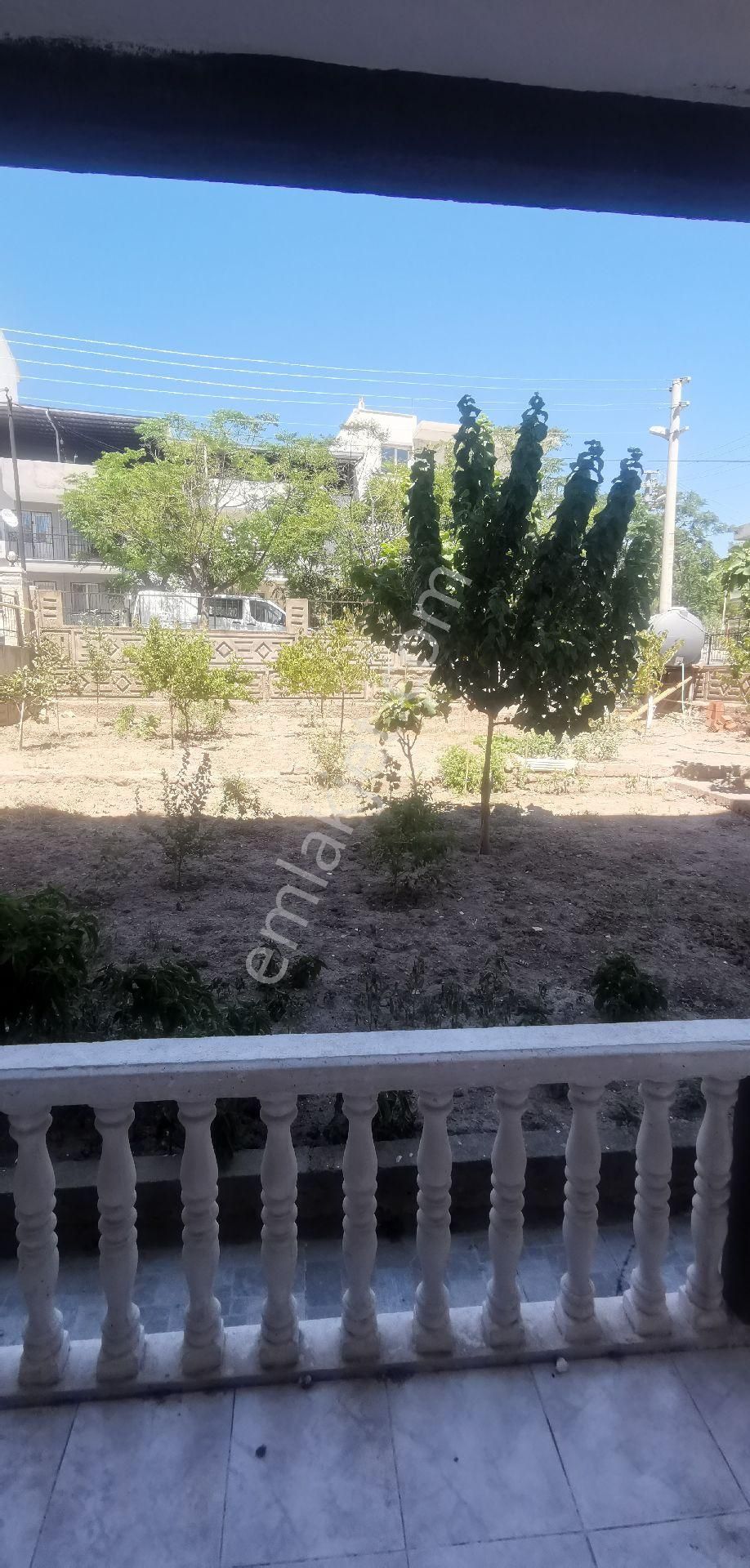 Bornova İnönü Satılık Daire 3+1 Giriş Katı Bahçe Rahatlığı 