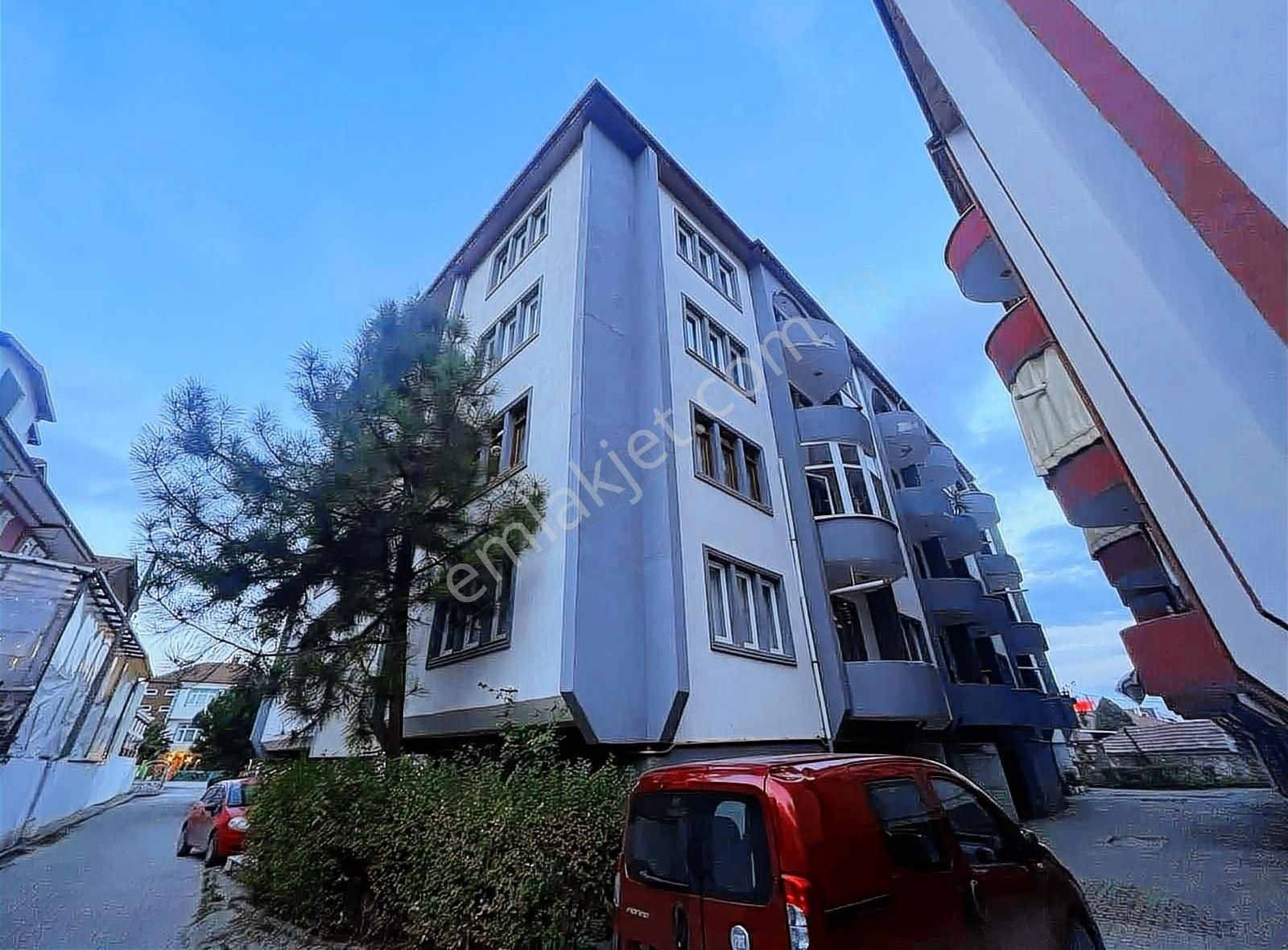 Serdivan İstiklal Satılık Daire AY GAYRIMENKUL'DEN MAVİ DURAKTA SATILIK FIRSAT DAİRE 2+1 105 m2