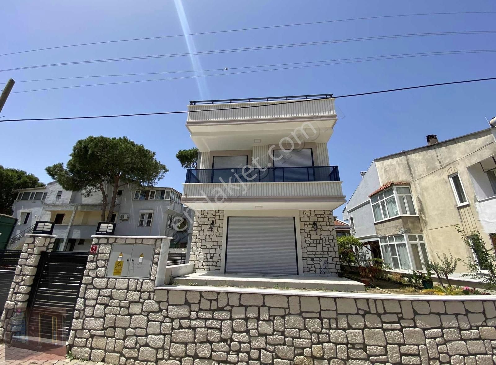 Güçlü Kardeşler Akçay Yeni Mahallede 3+1 Denize 150metre Lüks Villa