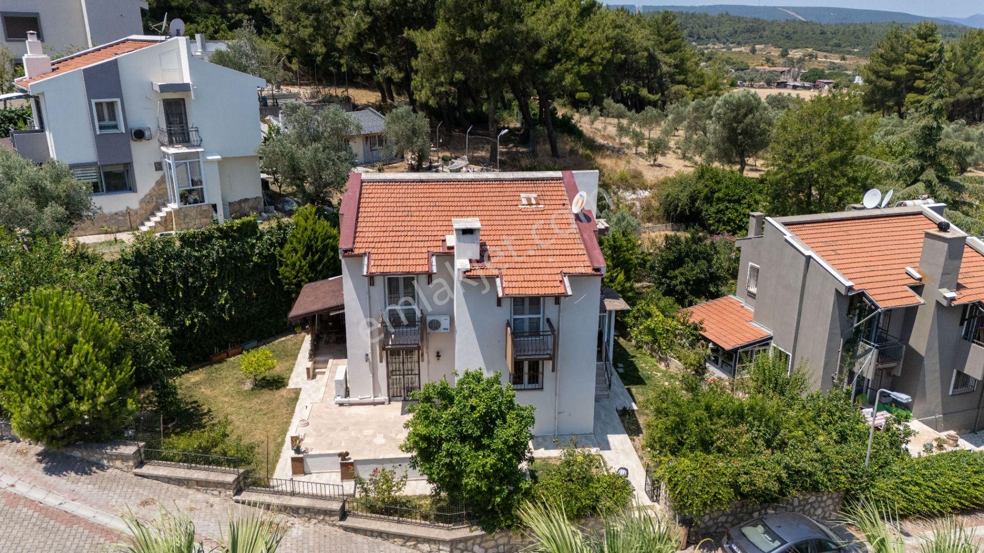 Urla Kuşçular Satılık Villa Urla Kuşçular Havuzlu Sitede Bahçeli Satılık 3+1 Dubleks Villa