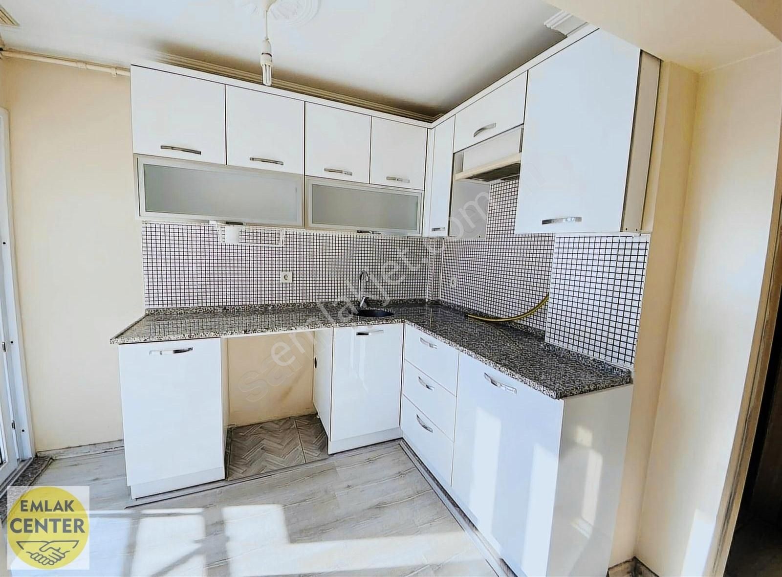 Yunusemre Muradiye Kiralık Daire EMLAK CENTER'DAN MURADİYE MAH 2+1 ÖNÜ AÇIK KİRALIK DAİRE