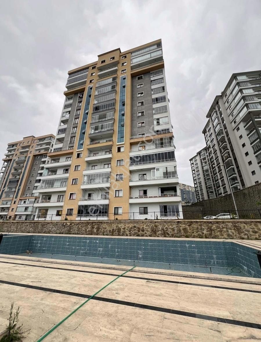 Yomra Kaşüstü Satılık Daire C21 uzmandan Aquamarin sitesi havuz ve doğa manzaralı 4+1