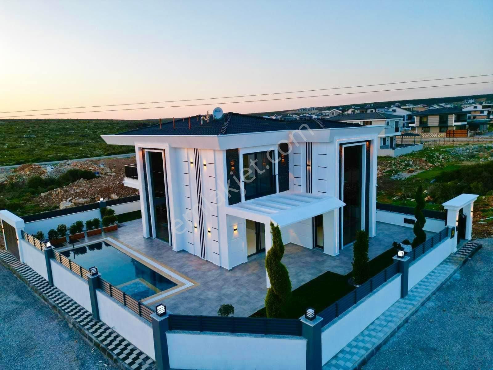 Didim Efeler Satılık Villa  Didim'de 400 m2 Arsa İçerisinde Köşe Başı Konumda Satılık 4+1 Müstakil Villa 